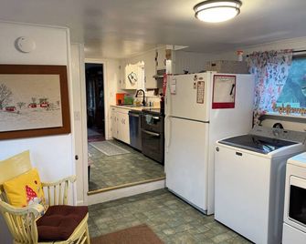 Charming Historic 4 Bdrm Farmhouse AC secluded, centrally located, fishing pond - Oxford - Cocina
