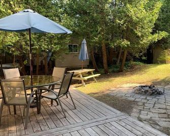 3 Bedroom cottage in the Heart of Sauble Beach - Sauble Beach - Binnenhof