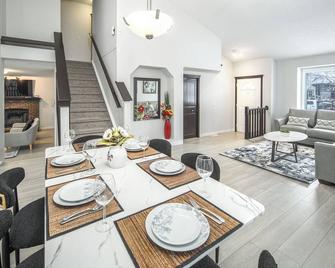 Designer Inspired Serene Home! 5br/3.5ba/ Garage/Fireplace - Calgary - Comedor
