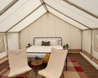 Field Trip Unit 13 Medium Canvas Cabin Accessible - Travelers Rest - Bedroom