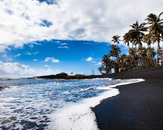 Halawai Haven, a Stylish Peaceful Retreat by Green Sands Beach - Naalehu