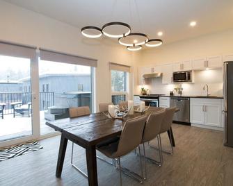 Kasper's Den by Revelstoke Vacations - Revelstoke - Dining room