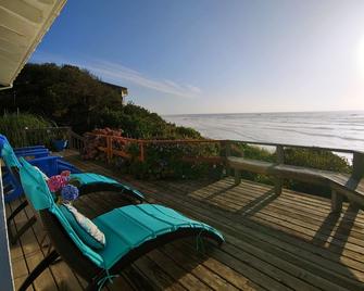Oceanfront Cottage with Deck and Ocean Views, Dogs Ok, Perfect Couples Retreat - Seal Rock - Balcony