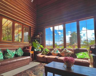 Novie's Tourist Inn - El Nido - Wohnzimmer