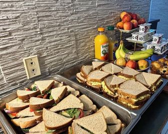 Hotel Civilia Lakeside by Civilia Golf Retreat - Clearwater - Buffet