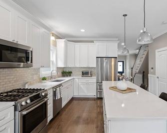 Stylish 6 Bedroom Home in Trendy Logan Square! - Chicago - Kitchen