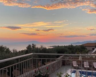 Stunning Family sea view Villa with private pool - Stoupa - Balkon