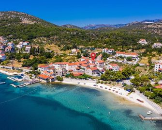 Beautiful home in Slano with WiFi - Slano - Beach