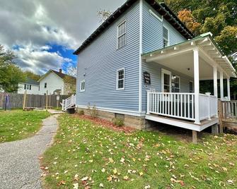 Downtown Hot Tub Escape - Keene - Building