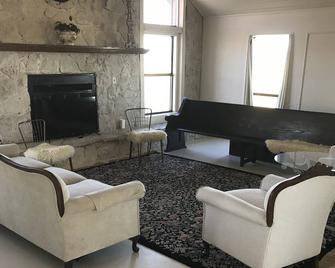 12 peaceful acres! 8 miles to Baylor - Hewitt - Living room