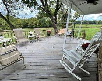 The Spring House: Entire Home Rental on 74-acre, Scarlet Springs Farm - Waterford - Patio