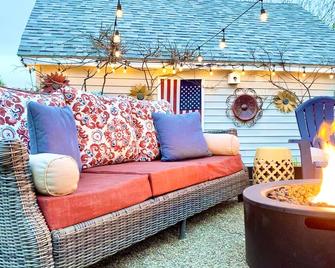 Hot Tub & Firepit Unique Retreat 25 Mins To Hershey - Lebanon - Patio