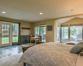 Cottage Located Directly On The River - North Bend - Bedroom