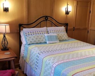 Private Upper Room w/large soaking tub/shower with view of 7 Sisters Mountains! - Black Mountain - Bedroom