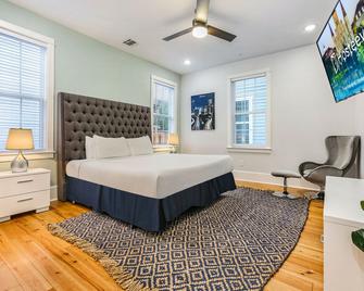 Hosteeva Stunning 4 BR Condo w Pool Steps to St Charles Ave - New Orleans - Bedroom