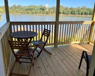 Riverside Cabin with Homemade Breakfast - Gallipolis - Balkón
