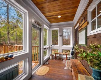Legacy on the Lake w/hot tub, fire pit, 180 views - Mentone - Balcón