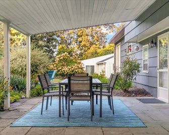 Updated, cozy single family in Fairfield County - Trumbull - Patio