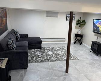 Cozy 2 Bedroom Unit In The Heart Of Queens, Ny - Queens - Living room