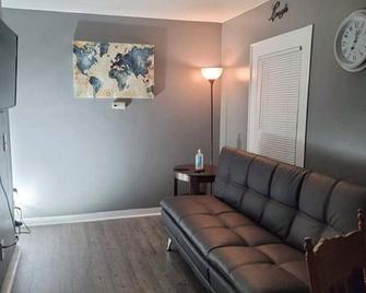 Cozy Apt downtown Lansing next to Lugnuts Stadium - Lansing - Living room
