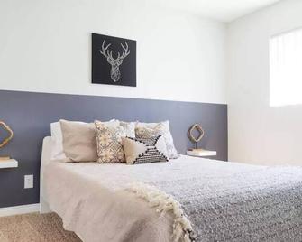 Chic Getaway Right on the Beach - Imperial Beach - Bedroom