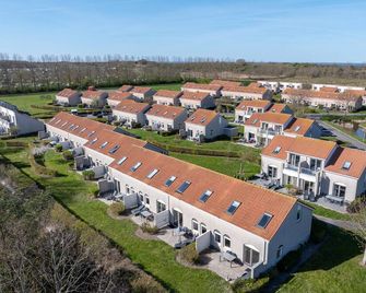 Bungalow in Renesse Near North Sea Beach - Noordwelle - Building