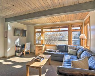 Ski Lovers Studio with Easy Pool and Hot Tub Access! - Snowmass Village - Living room