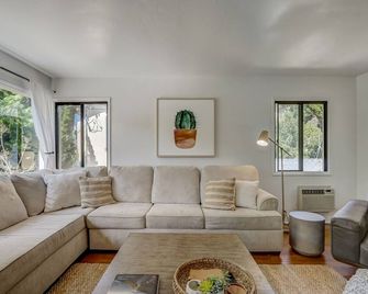 Modern House In The Hills | Killer Location! - San Diego - Living room