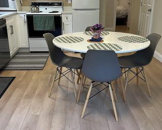 2 Beds Guest Suite to Yourself at Coquitlam Centre Mall - Port Coquitlam - Dining room