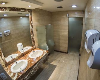 Hotel Emperador - Ambato - Bathroom