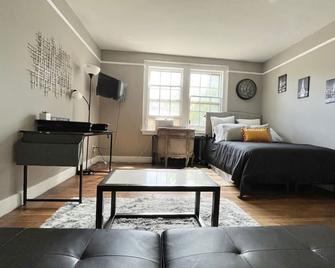 Modern Studio Stay On Howe - New Haven - Bedroom