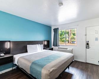Masters Inn Tampa Fairgrounds - Tampa - Bedroom