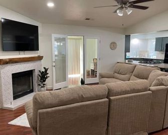 Cozy Home With Sunroom - Porterville - Sala de estar