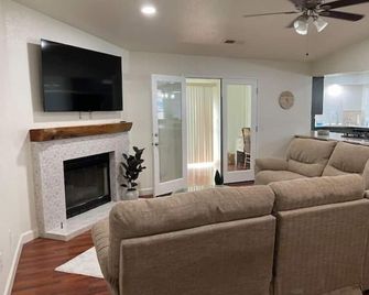 Cozy Home With Sunroom - Porterville - Sala de estar