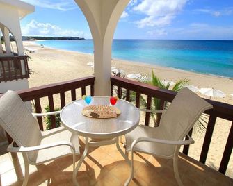 Breathtaking Sunset at Our Beach Front Stay | Living Area & Private Patio - Long Bay Village - Balcón
