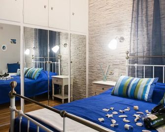 Gold and Blue Luxurious Apartment - אתונה - חדר שינה