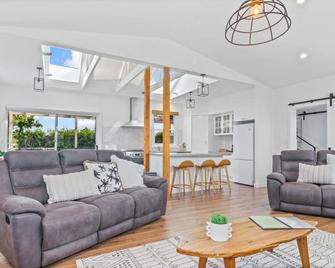 Saltair Beach House Right In Town - Portland - Living room