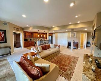 Mountain Luxury & Views Galore Near Palmer Lake - Larkspur - Living room