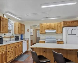 3-bedroom cabin in brilliant Pittsfield with cozy charm - Pittsfield - Keuken