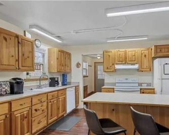 3-bedroom cabin in brilliant Pittsfield with cozy charm - Pittsfield - Кухня