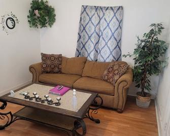 Cozy 1-Bedroom Retreat Walk to Downtown Roku Smart TVs + Wi-Fi Self Check-In - Colorado Springs - Living room