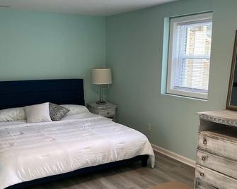 Country Living Patio Apt In Town New W/King&queen - Charleston - Chambre
