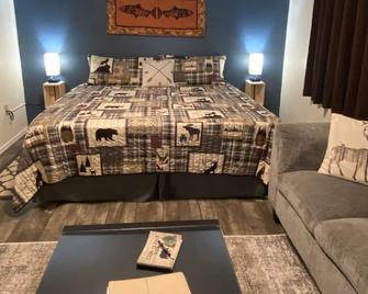 The Newly remodeled Kodiak Cabin! A Quiet Spot to Enjoy Alaska. - Bear Creek - Bedroom