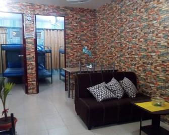Samanakans Condotel- Dormitory Type Room No Breakfast Unit #25 - Manila - Living room