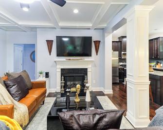 Luxury Atlanta Home with King Bed and Yard - Lilburn - Living room