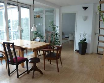 Sunny apartment in the green south of Berlin - Berlin - Essbereich