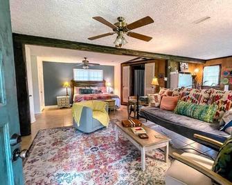 The Cottage - 2 miles to I-65 - Montevallo - Wohnzimmer