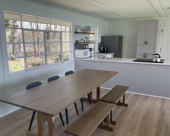 Private, newly renovated lakefront cottage on 10+ acres of land. - Brooklyn - Dining room