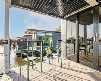 Beautiful houseboat with shared pool - Volendam - Balkón