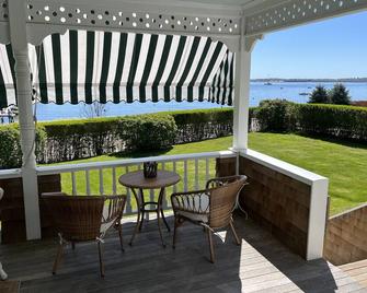 Landmark Victorian Summer Cottage on Narragansett Bay - Jamestown - Patio
